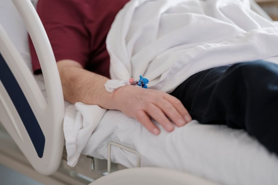 Patient receiving intravenous treatment during a nephrology care admission