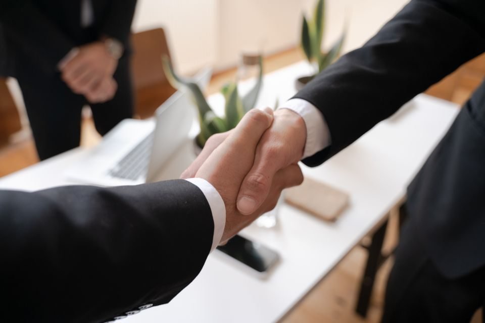 Out-of-network reimbursement negotiation between provider and payer